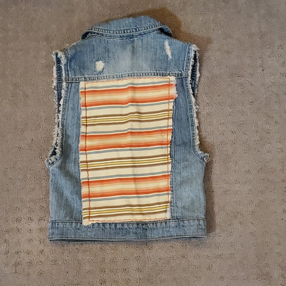 Custom patch denim vest - Picture 4 of 12